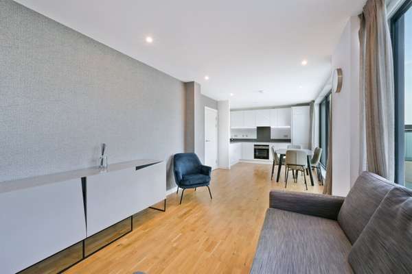 Flat Hawthorne Crescent in Greater London