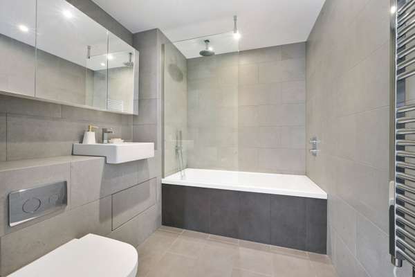 Flat Hawthorne Crescent in Greater London