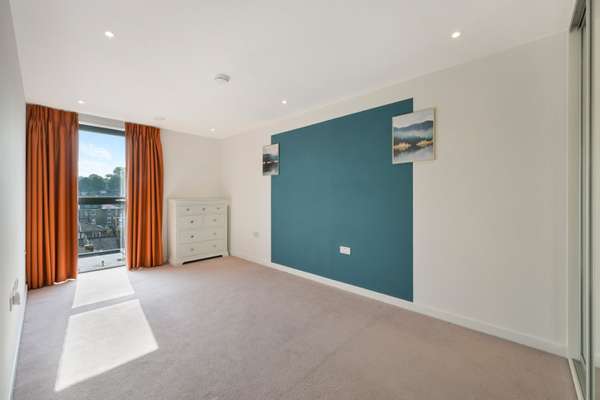 Flat Hawthorne Crescent in Greater London