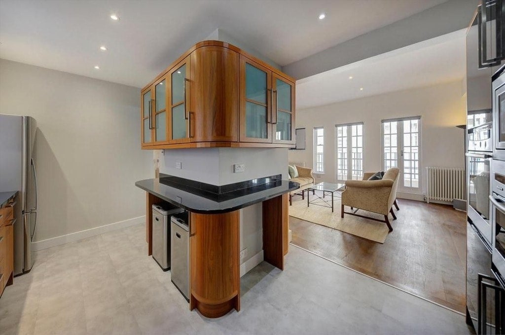 Flat Eaton Mews North in City of Westminster