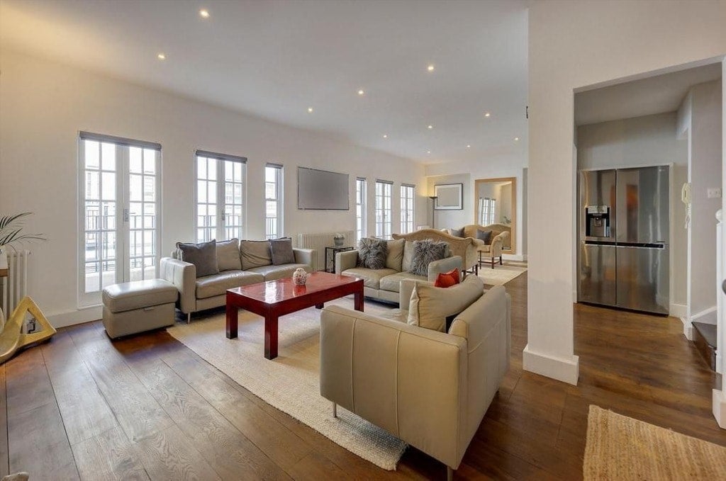 Flat Eaton Mews North in City of Westminster