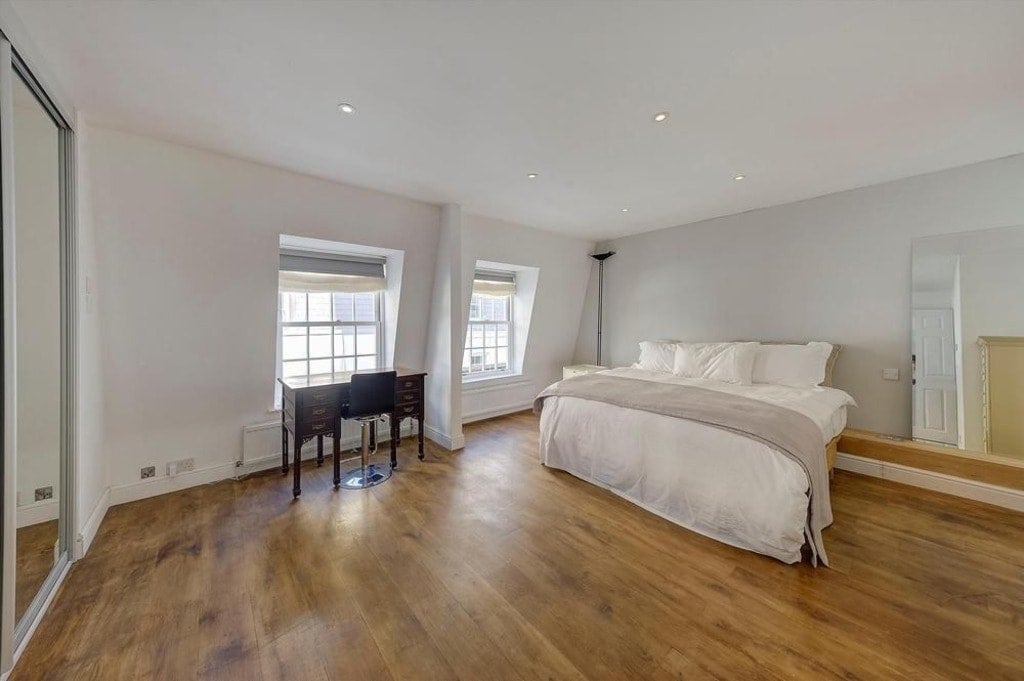 Flat Eaton Mews North in City of Westminster