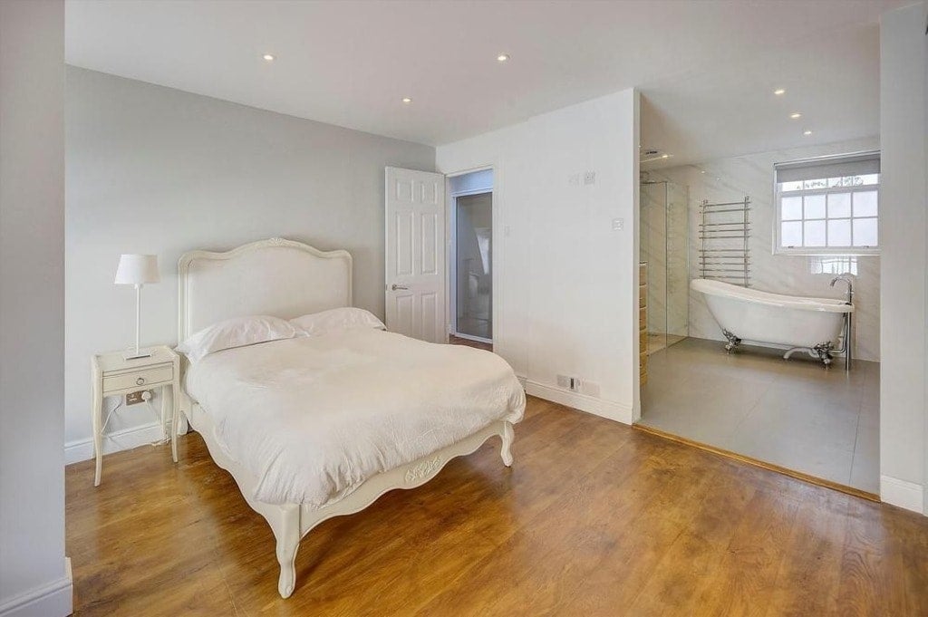 Flat Eaton Mews North in City of Westminster