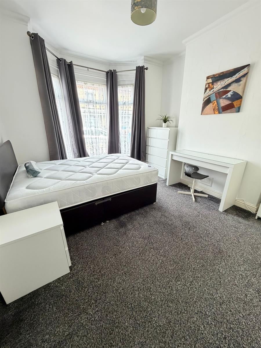 Room De La Pole Avenue in Hull