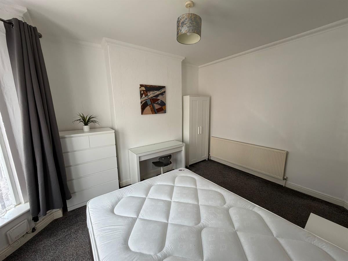 Room De La Pole Avenue in Hull