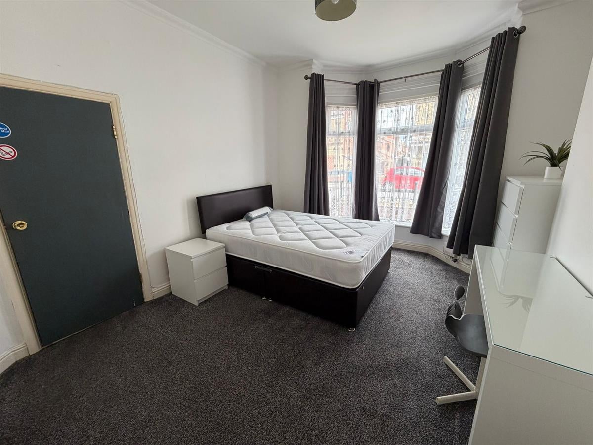 Room De La Pole Avenue in Hull