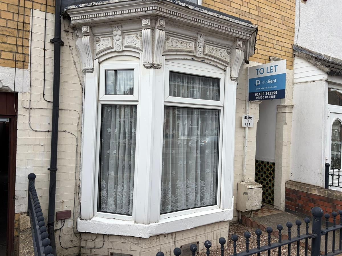 Room De La Pole Avenue in Hull