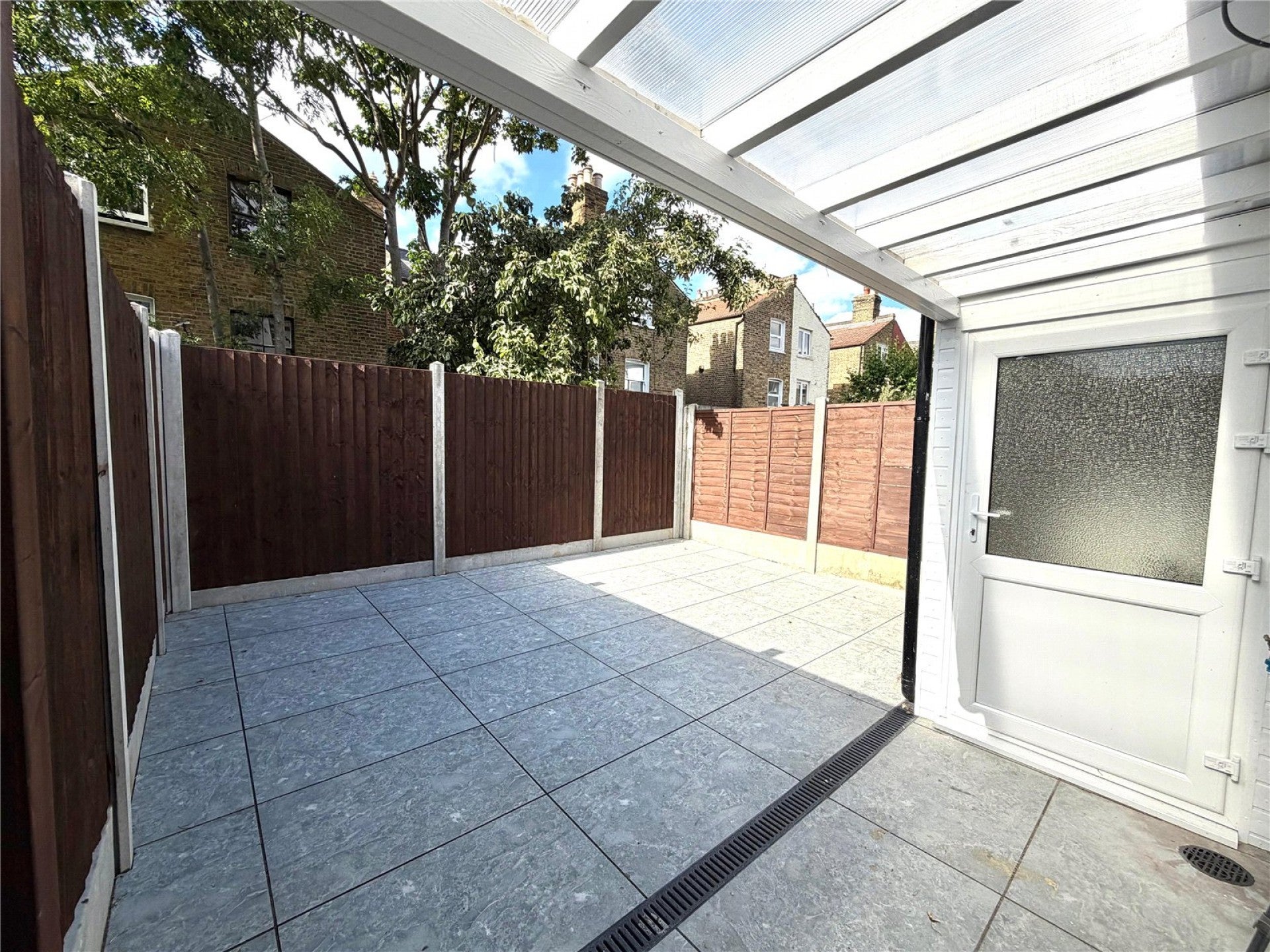 Flat Pellerin Road in Greater London