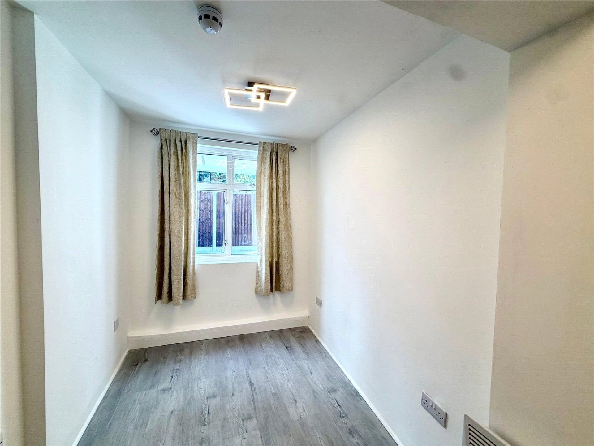Flat Pellerin Road in Greater London