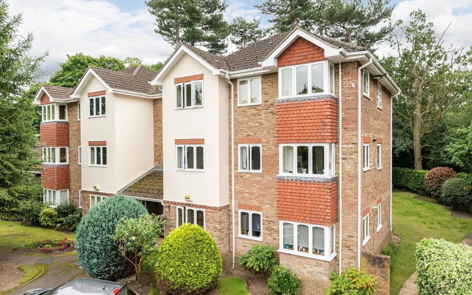 Flat St Charles Court in Elmbridge
