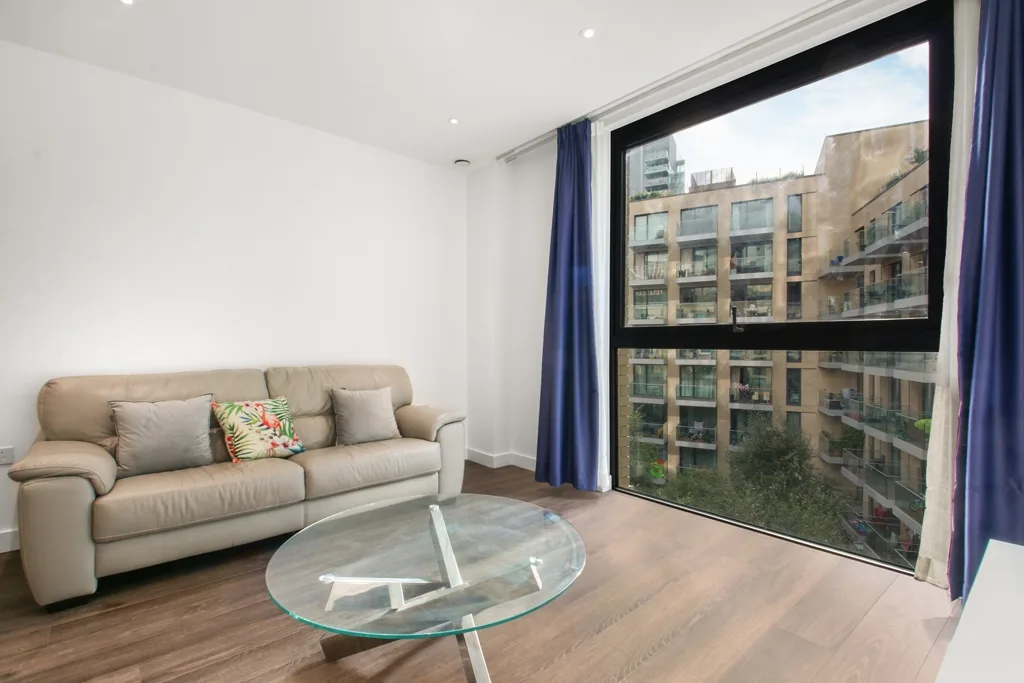 Flat Alie Street in Greater London