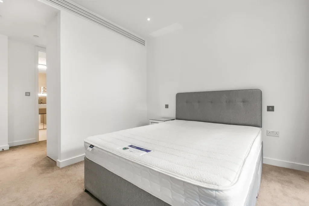 Flat Alie Street in Greater London