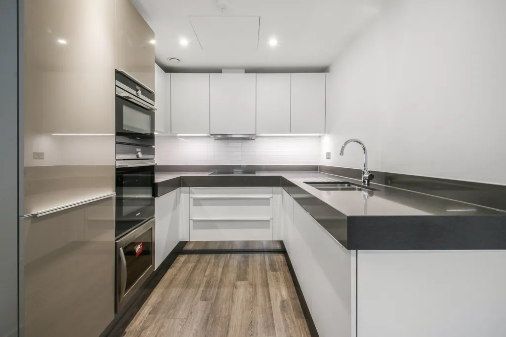 Flat Alie Street in Greater London