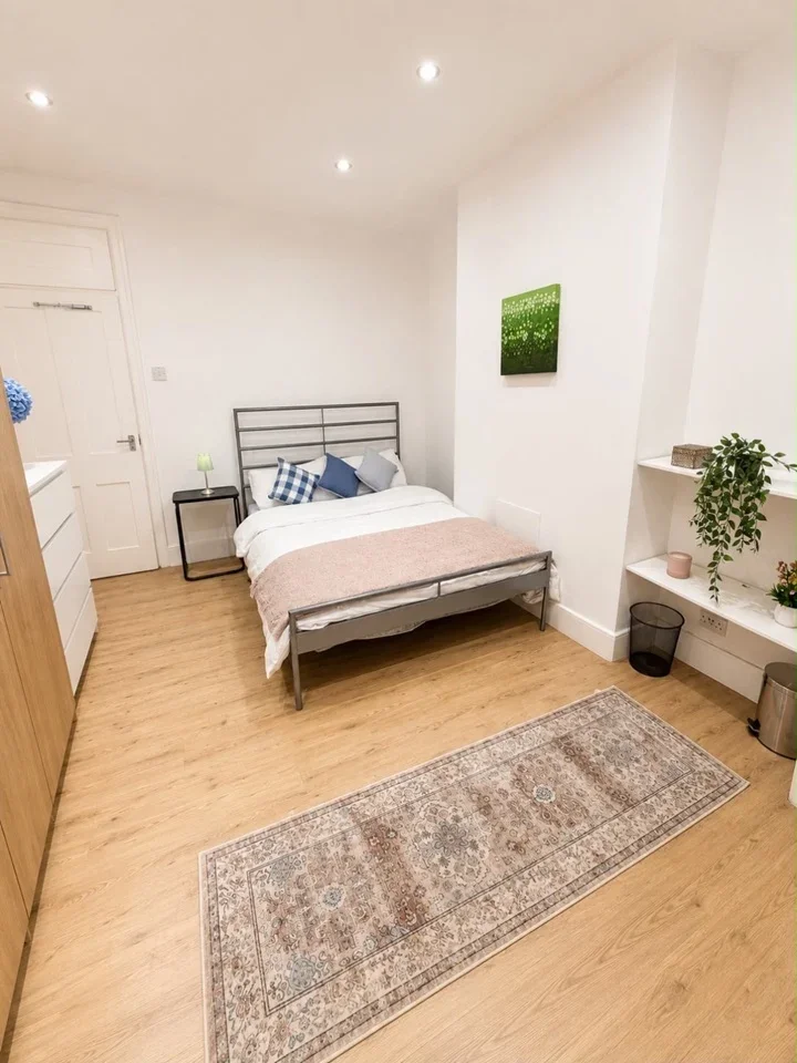 Flat Mint Street in Greater London