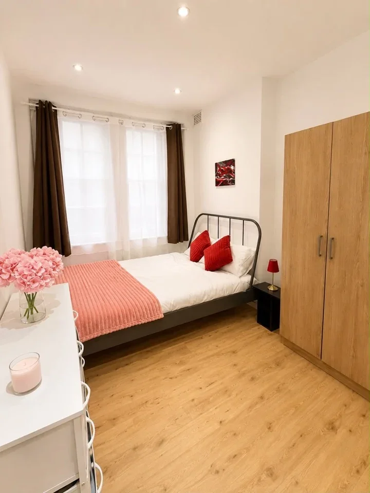Flat Mint Street in Greater London