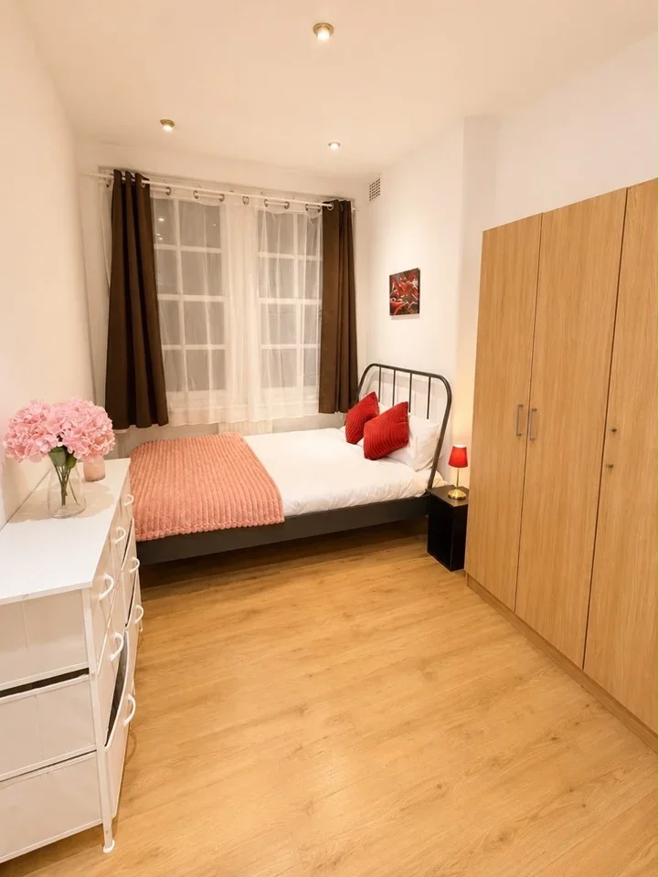 Flat Mint Street in Greater London