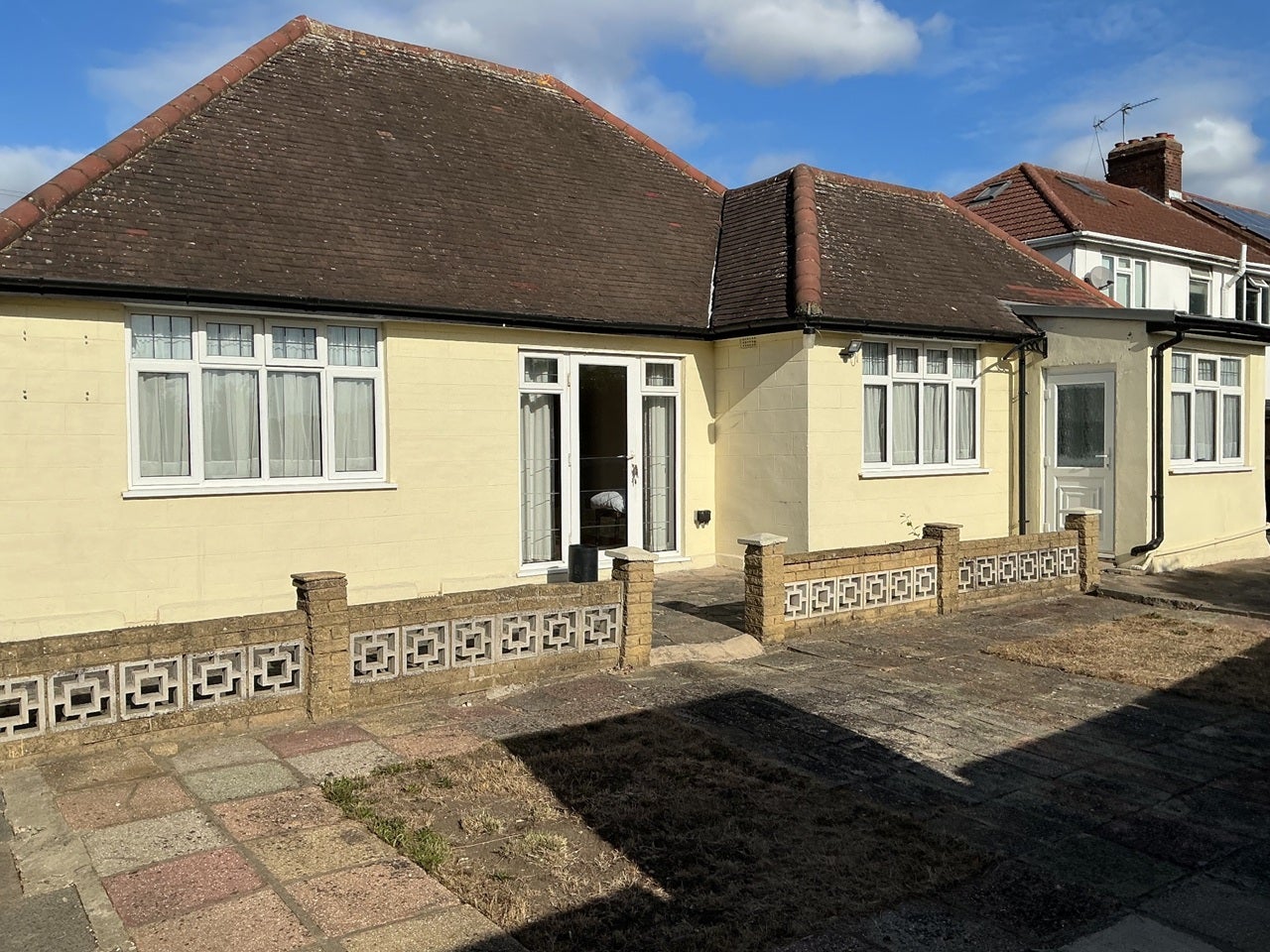 House Bovingdon Avenue in Greater London