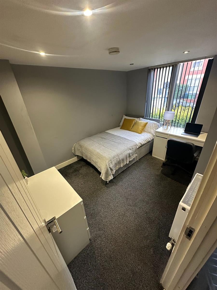 Room Humber Avenue in Coventry