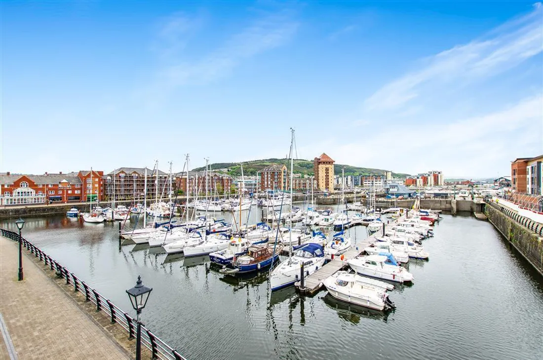 Flat Abernethy Quay in Swansea