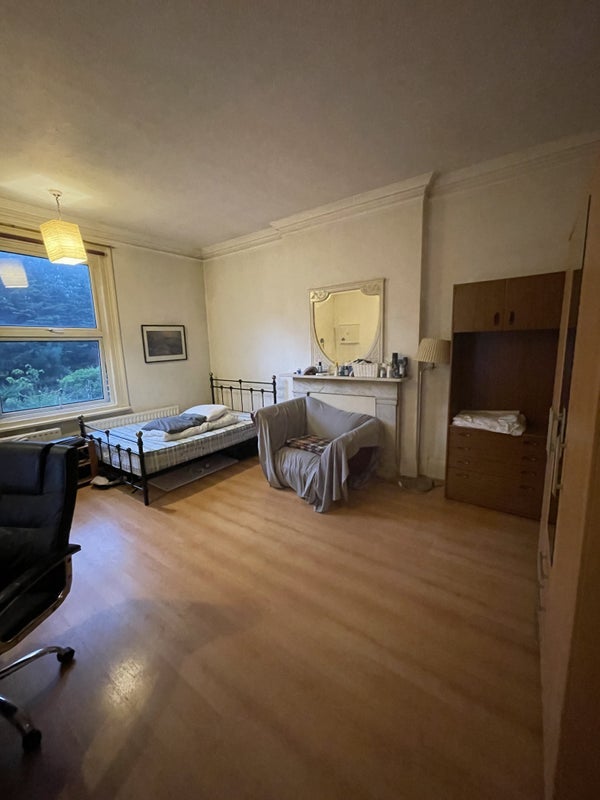 Room Madeley Road in Greater London
