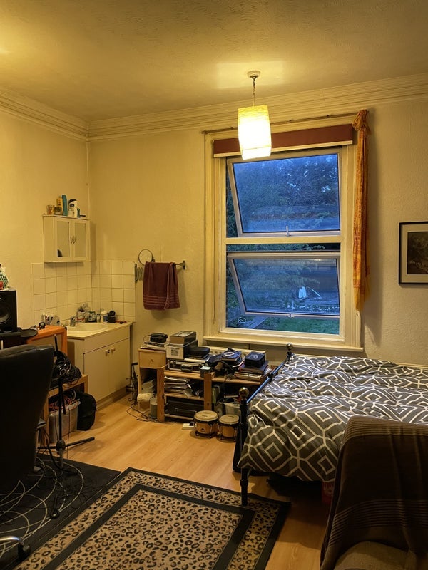 Room Madeley Road in Greater London