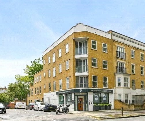 Flat Chiswick High Road in Greater London
