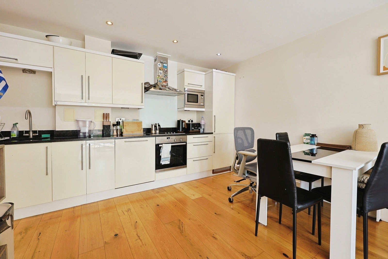 Flat Chiswick High Road in Greater London