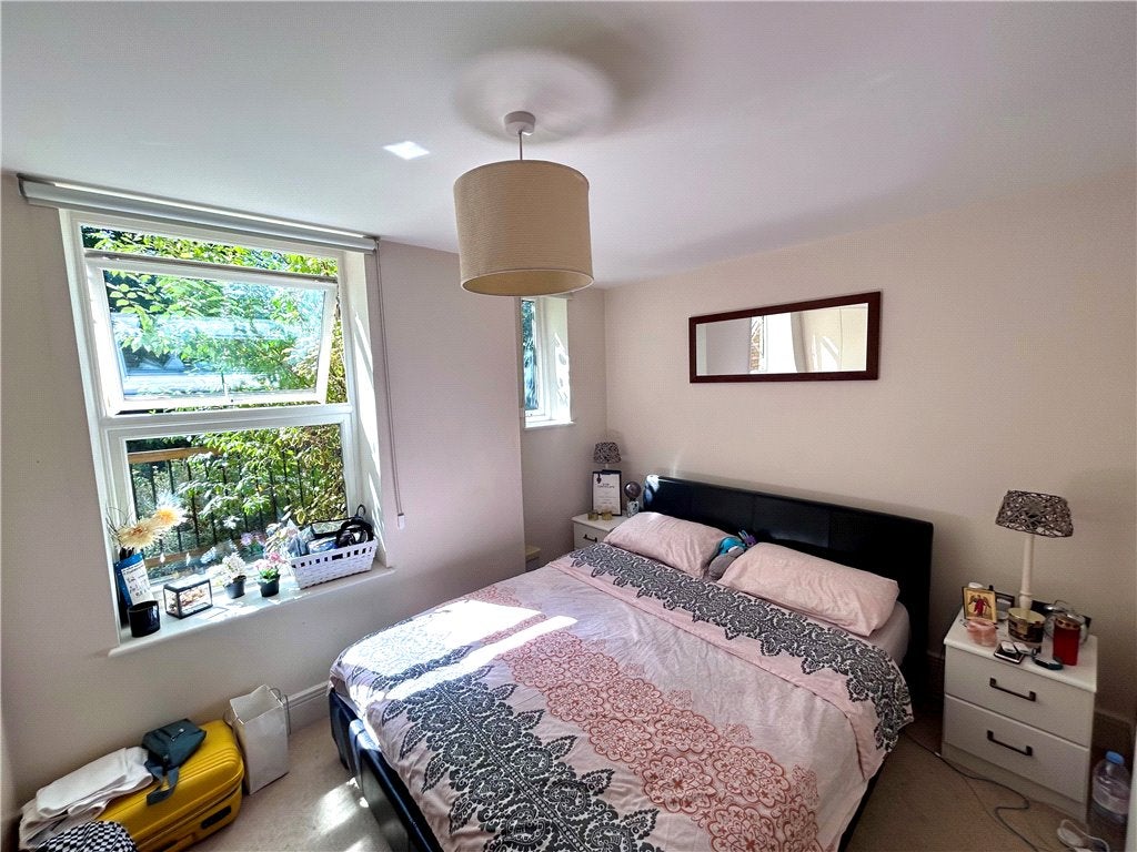 Flat Chiswick High Road in Greater London