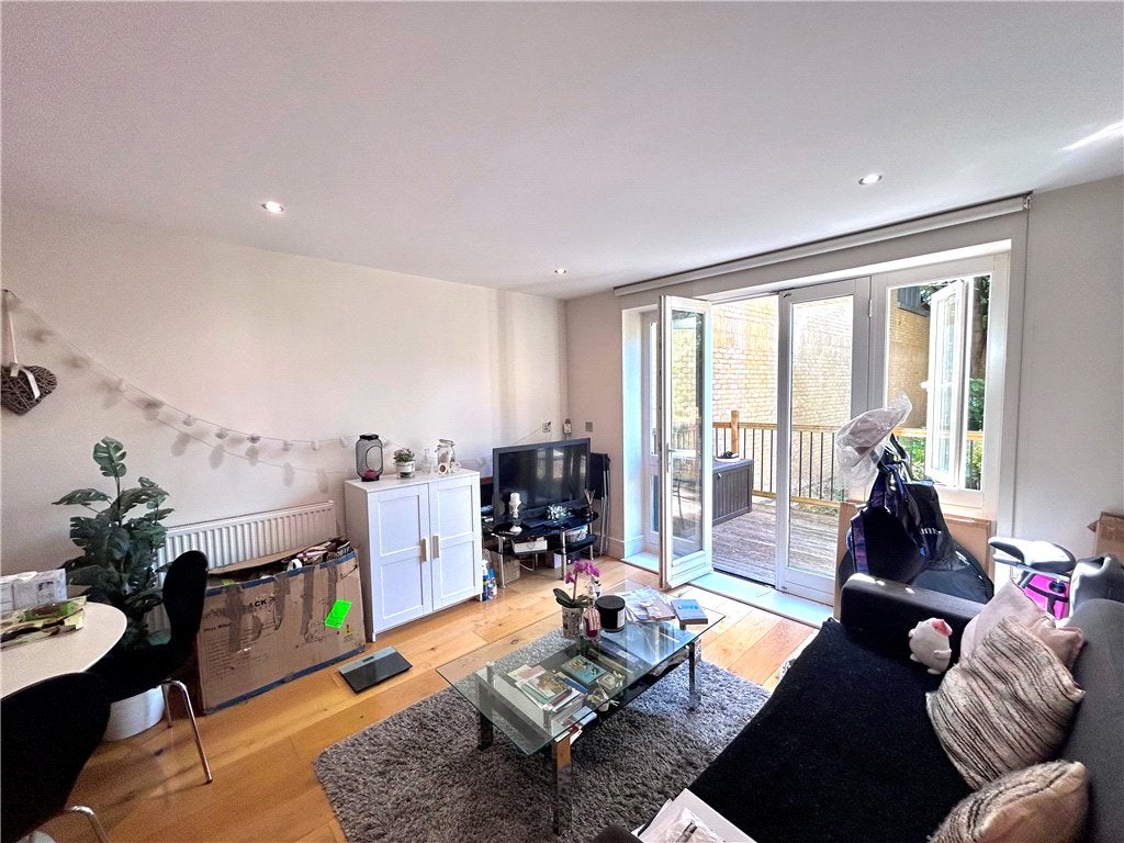 Flat Chiswick High Road in Greater London
