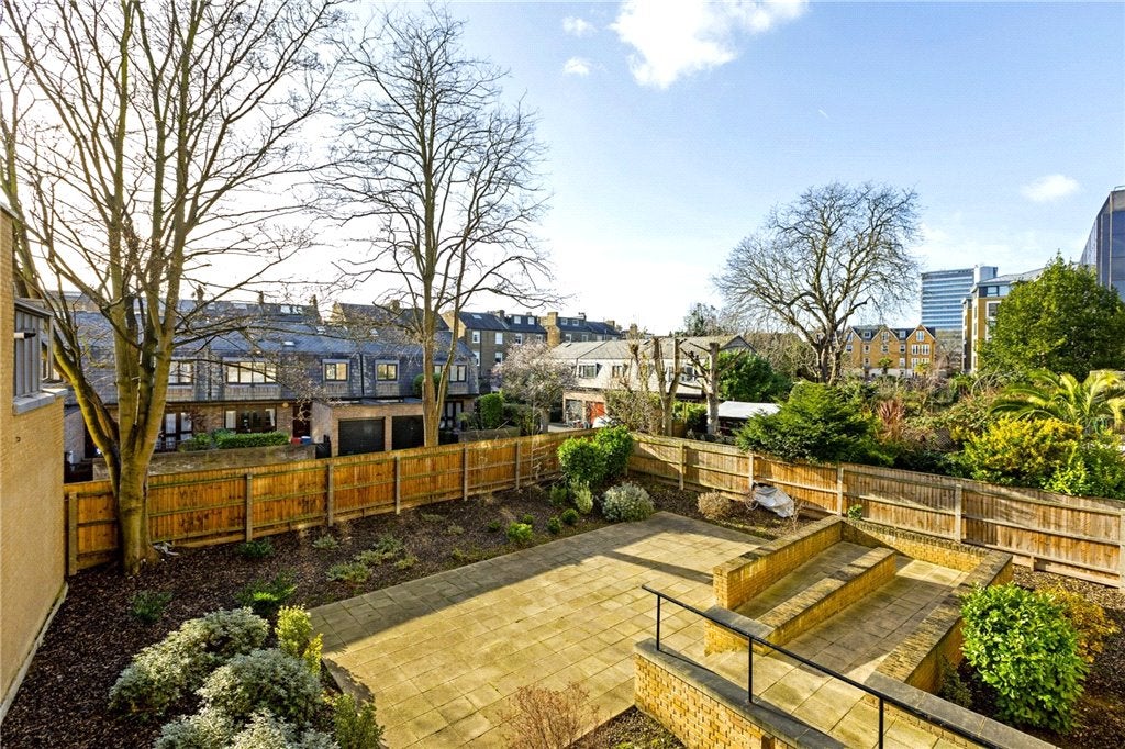 Flat Chiswick High Road in Greater London