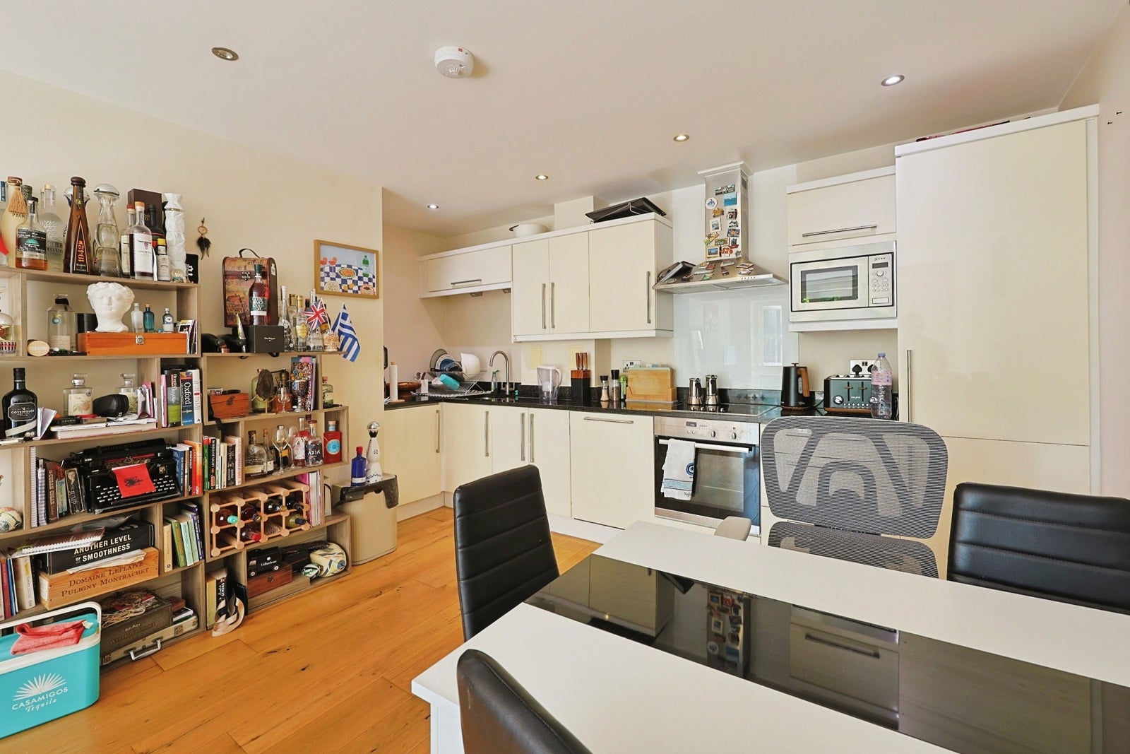 Flat Chiswick High Road in Greater London