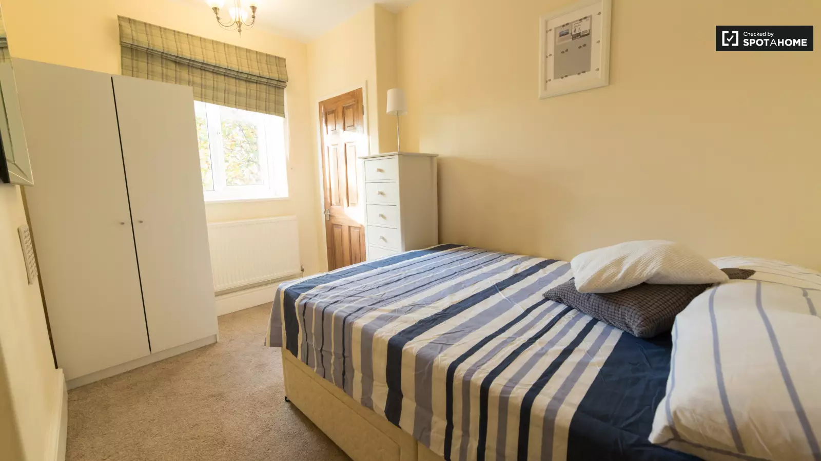 Flat Haldane Place in Greater London