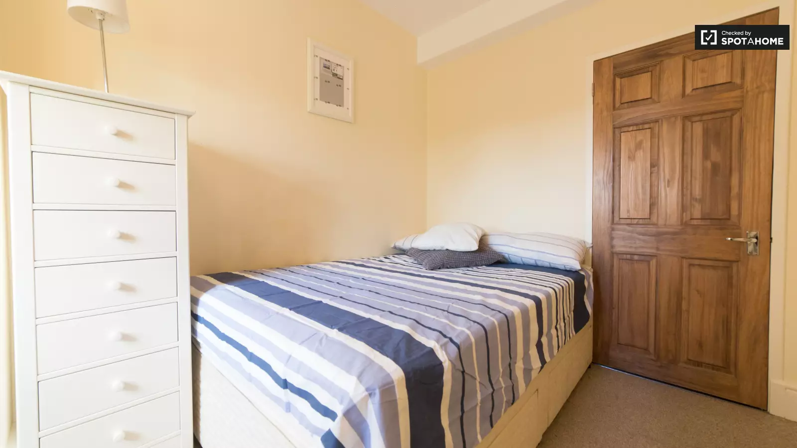 Flat Haldane Place in Greater London