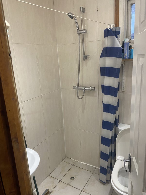 Room Calderon Road in Greater London