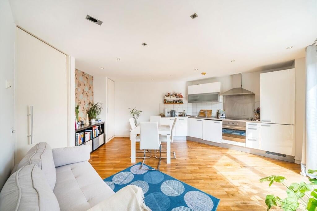 Flat Lansdowne Lane in Greater London