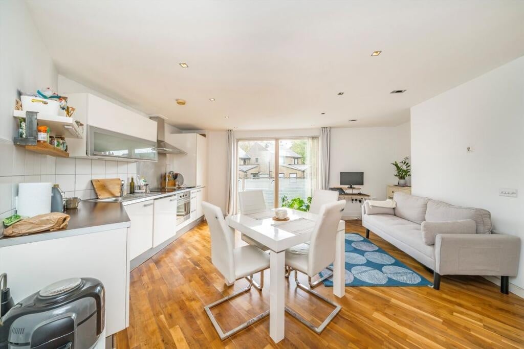 Flat Lansdowne Lane in Greater London