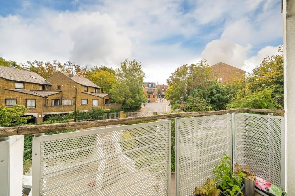 Flat Lansdowne Lane in Greater London