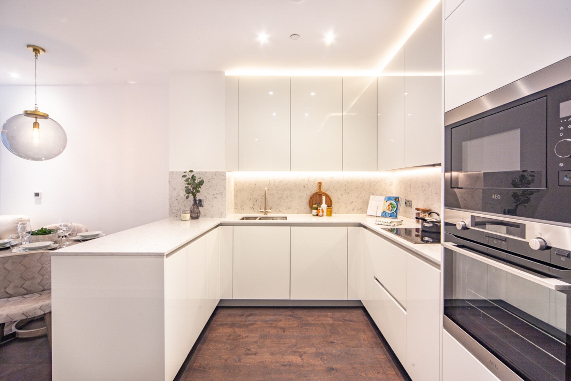 Flat Ponton Road in Greater London