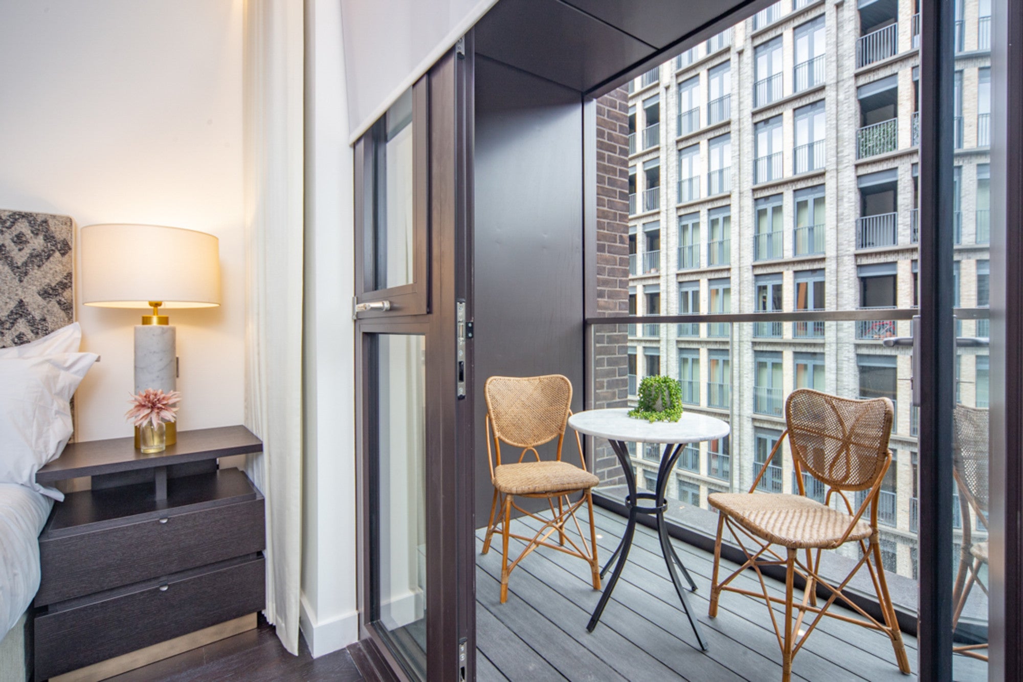 Flat Ponton Road in Greater London
