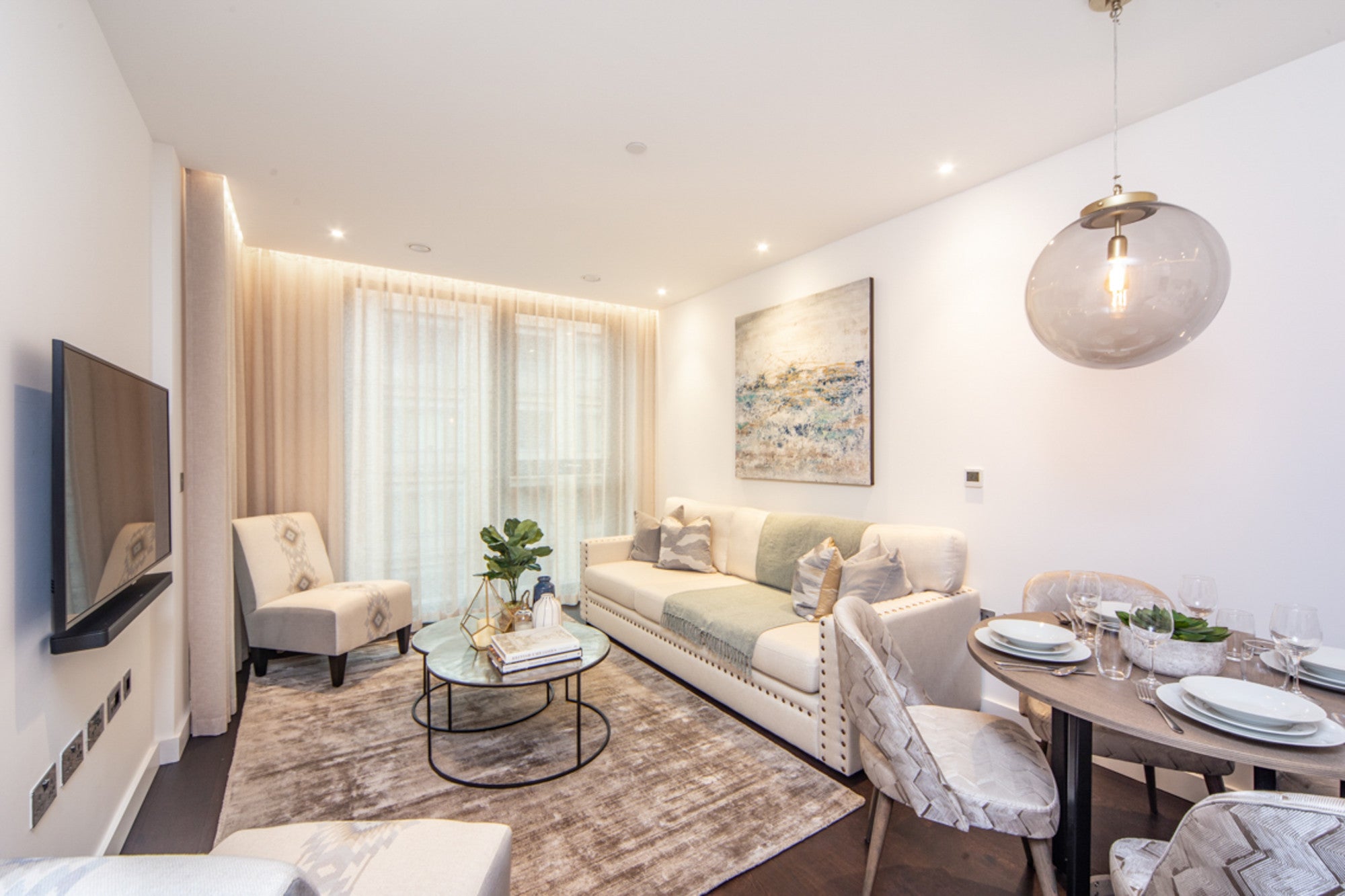 Flat Ponton Road in Greater London