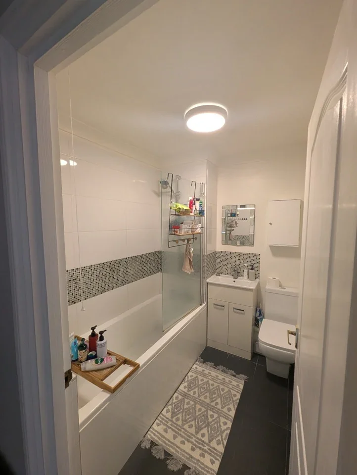Flat Ravenscroft Road in Greater London