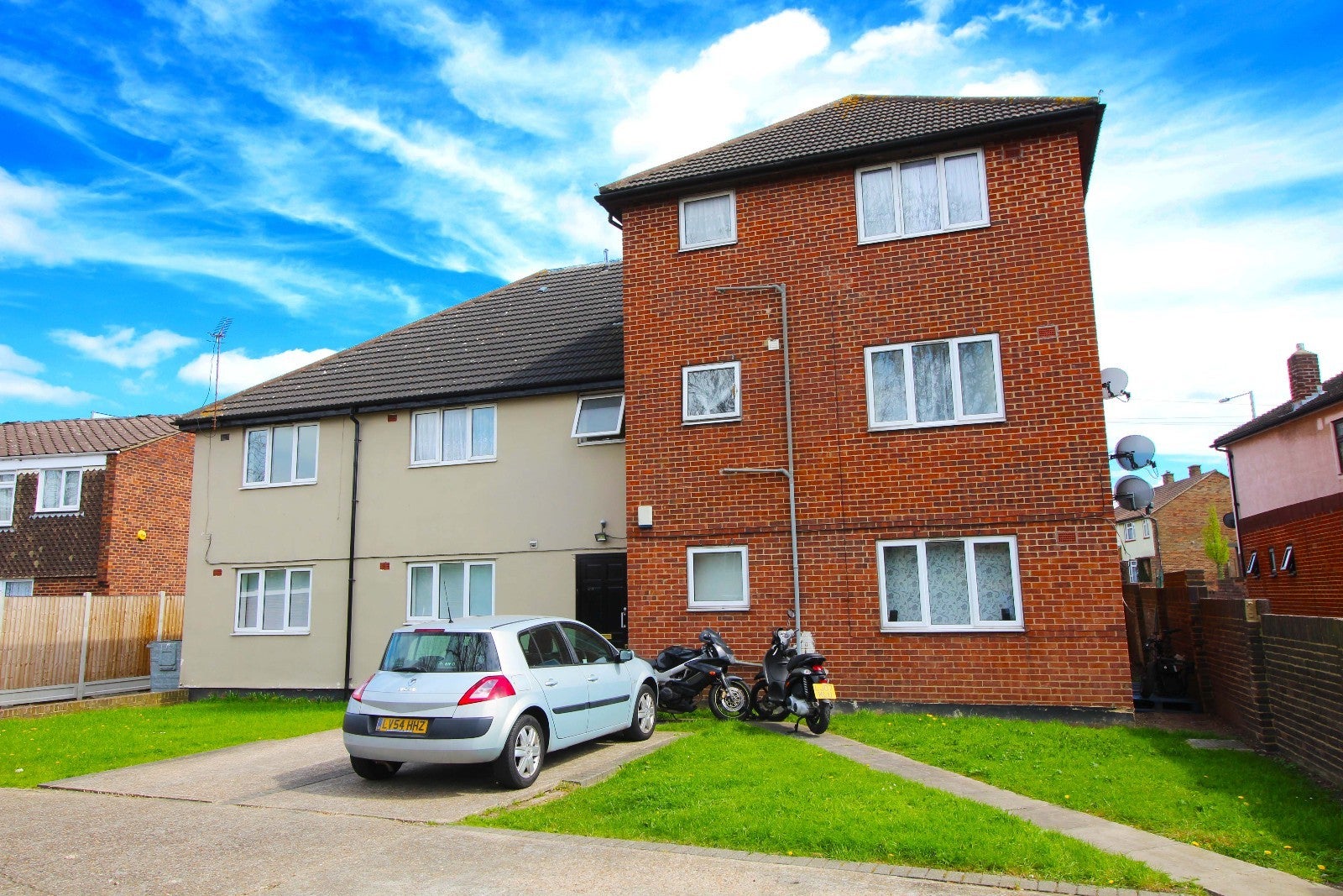 Flat Rainham Road North in Greater London