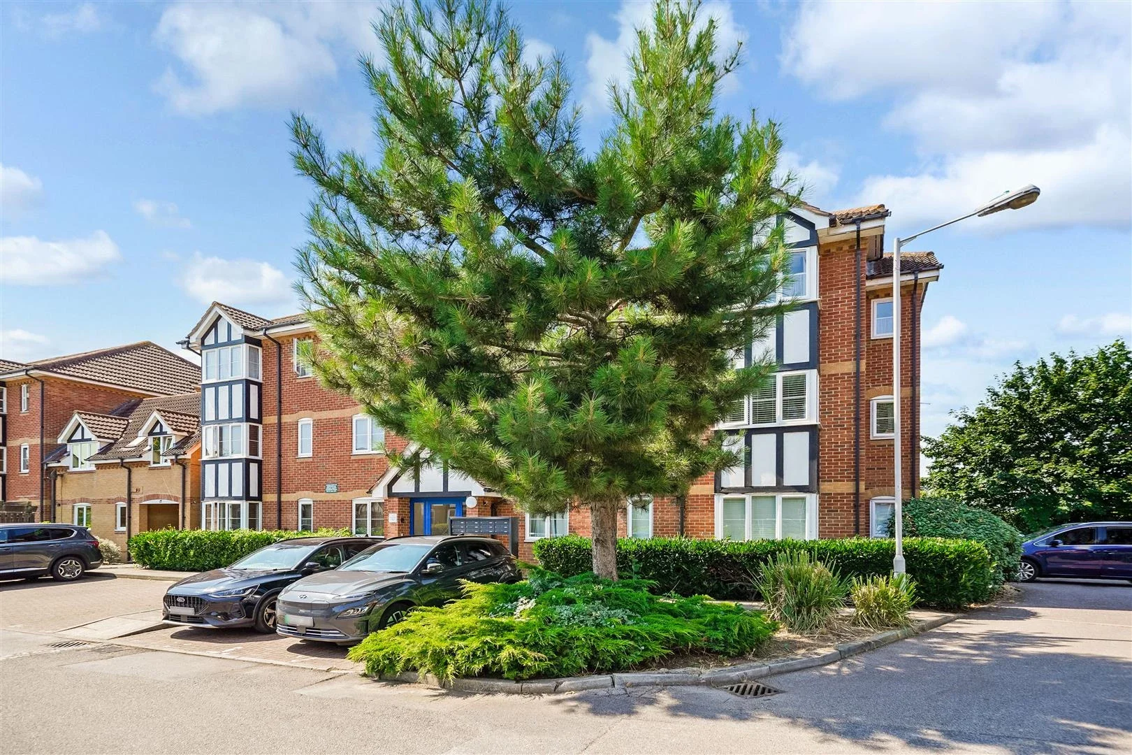 Flat Redwood Gardens in Greater London