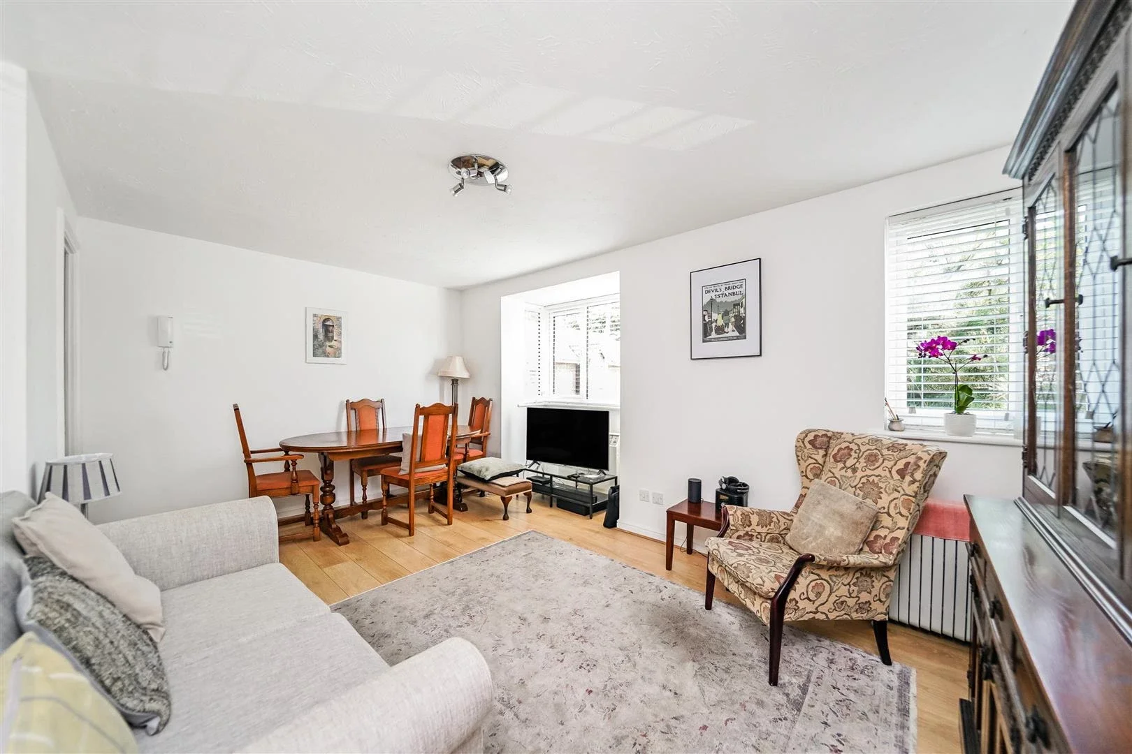 Flat Redwood Gardens in Greater London