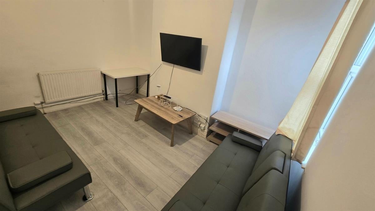 Flat Belgrave Avenue in Manchester