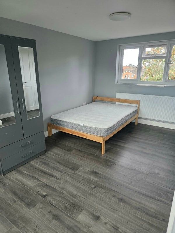 Room Kynaston Avenue in Greater London