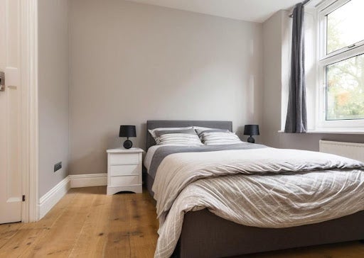 Flat Cross Street in Greater London