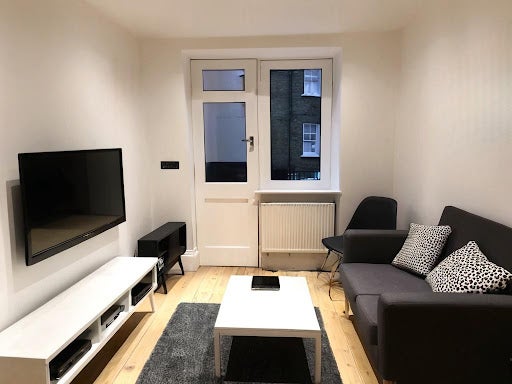 Flat Cross Street in Greater London