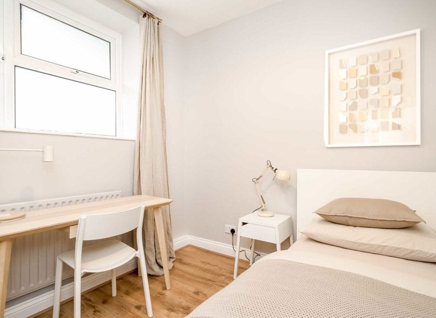 Flat Cathnor Road in Greater London