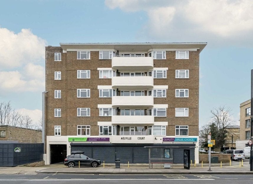Flat Cathnor Road in Greater London